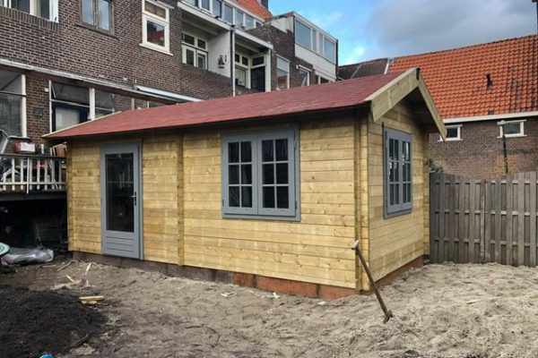 houten-chalet-op-schroeffundering