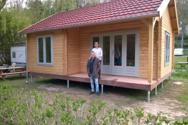 houten-chalet-op-schroefpalen